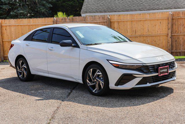 Photo of 2025 Serenity White Hyundai ELANTRA
