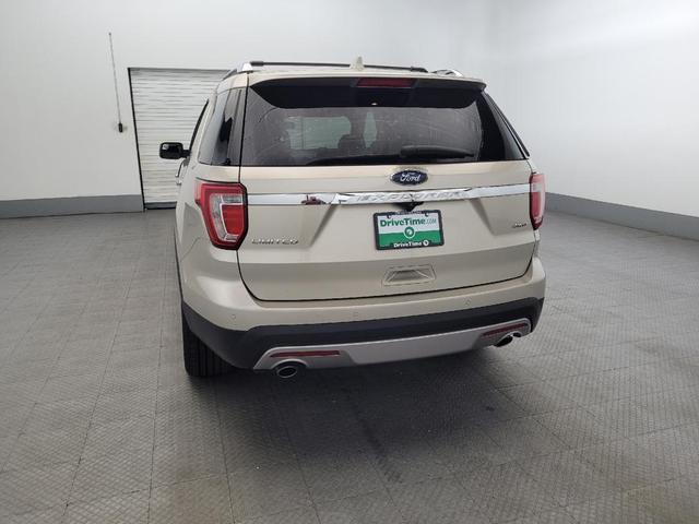 Photo of 2017 White Gold Metallic Ford Explorer