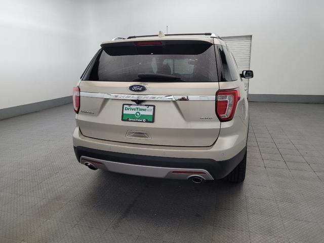 Photo of 2017 White Gold Metallic Ford Explorer