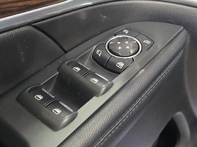 Photo of 2016 White Platinum Metallic Tri-Coat Ford Explorer