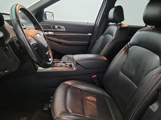 Photo of 2016 White Platinum Metallic Tri-Coat Ford Explorer