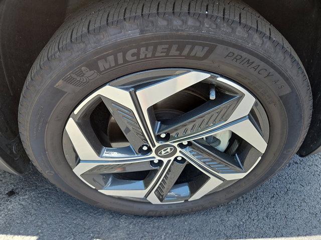 Photo of 2024 White Pearl Hyundai TUCSON