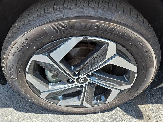 Photo of 2024 White Pearl Hyundai TUCSON