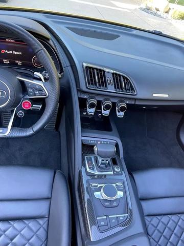 Photo of 2023 Vegas Yellow/Black Roof Audi R8