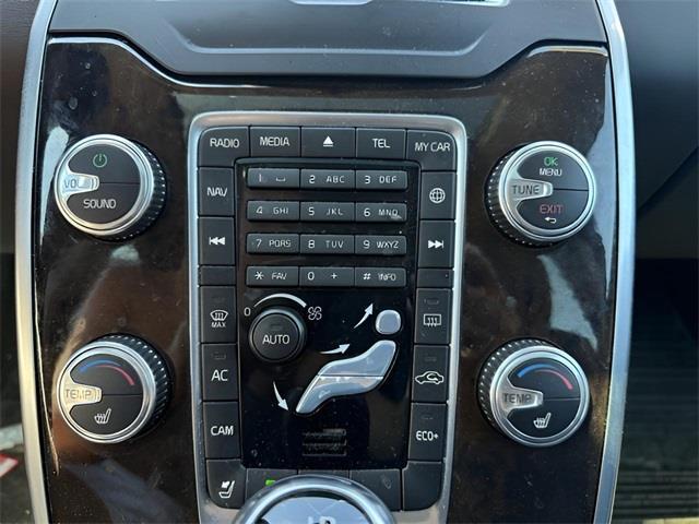 Photo of 2016 Ice White Volvo XC70