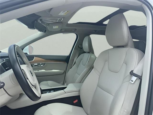 Photo of 2022 Crystal White Volvo XC90 Recharge Plug-In Hybrid