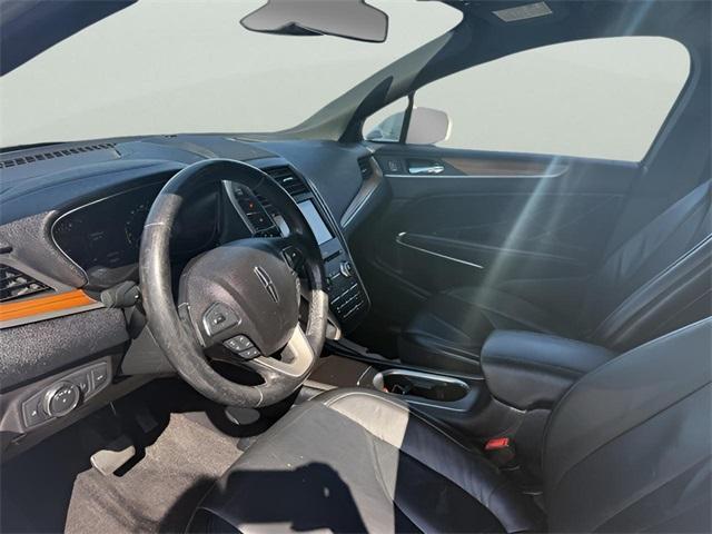 Photo of 2019 White Platinum Lincoln MKC