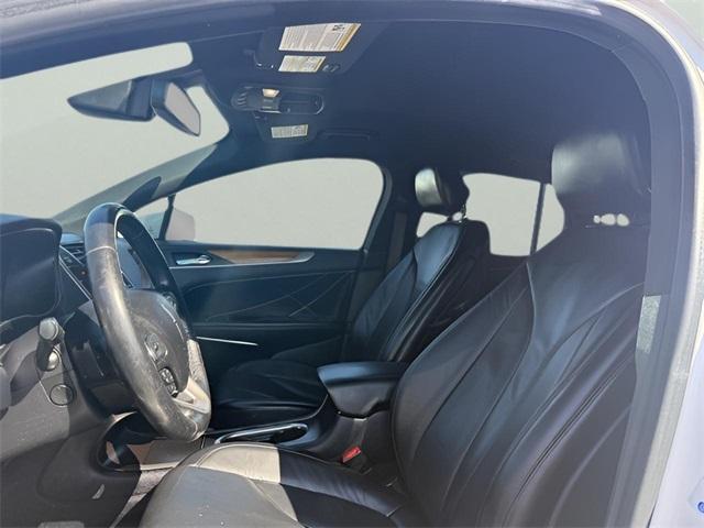 Photo of 2019 White Platinum Lincoln MKC
