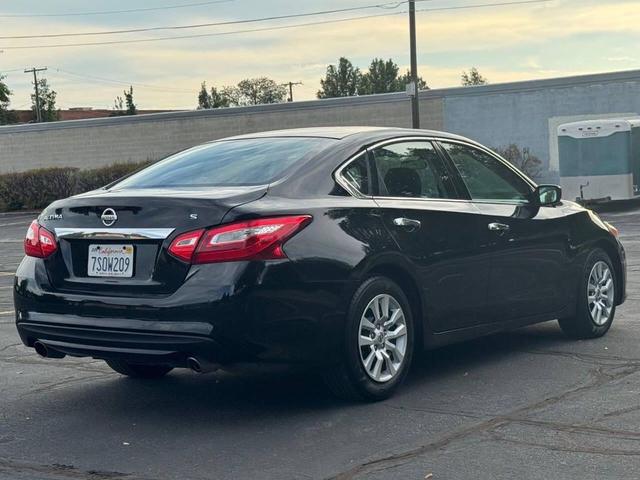 Photo of 2016 Black Nissan Altima