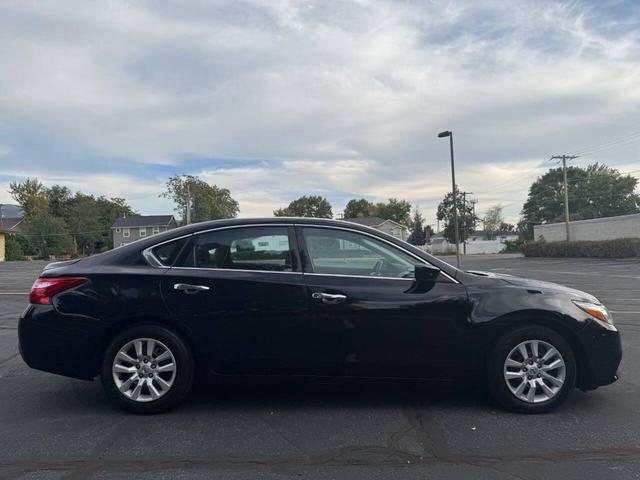 Photo of 2016 Black Nissan Altima