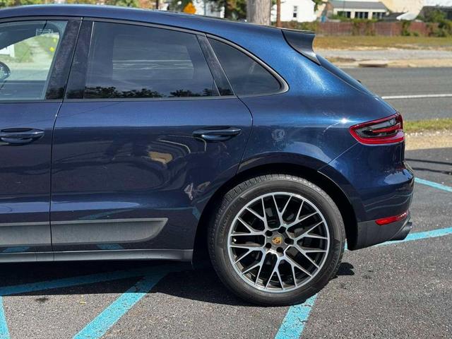 Photo of 2018 Night Blue Metallic Porsche Macan