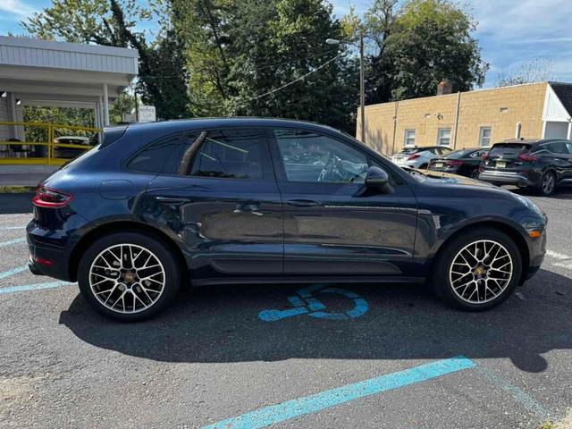 Photo of 2018 Night Blue Metallic Porsche Macan
