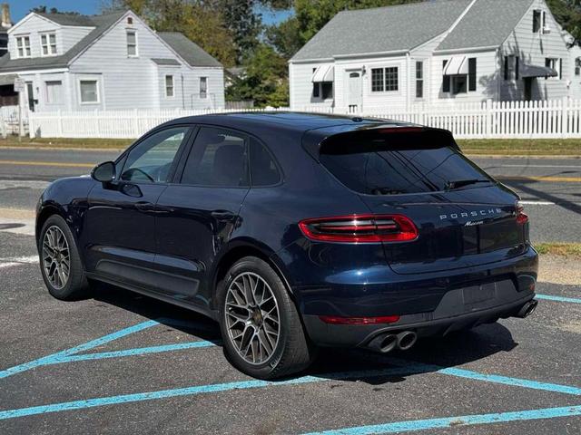 Photo of 2018 Night Blue Metallic Porsche Macan