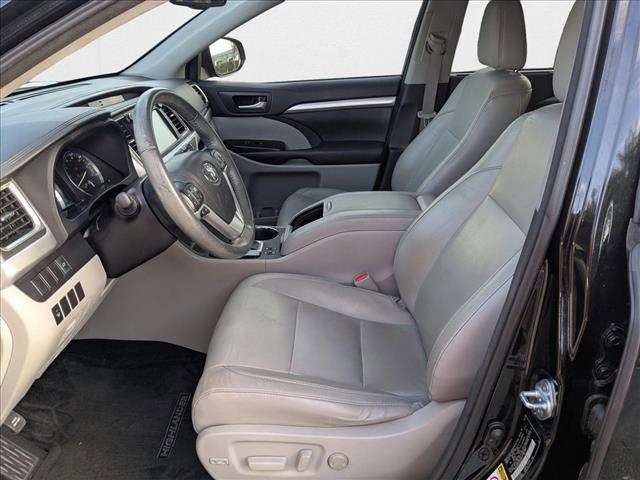 Photo of 2016 Midnight Black Metallic Toyota Highlander