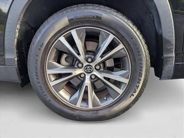 Photo of 2016 Midnight Black Metallic Toyota Highlander