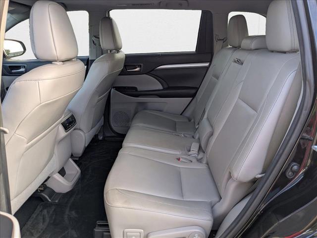 Photo of 2016 Midnight Black Metallic Toyota Highlander