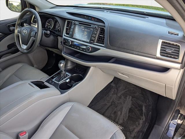 Photo of 2016 Midnight Black Metallic Toyota Highlander