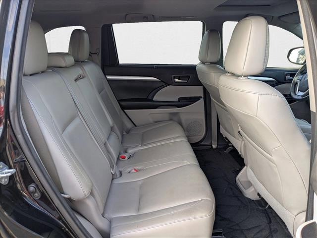 Photo of 2016 Midnight Black Metallic Toyota Highlander
