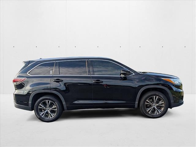 Photo of 2016 Midnight Black Metallic Toyota Highlander