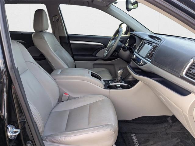 Photo of 2016 Midnight Black Metallic Toyota Highlander