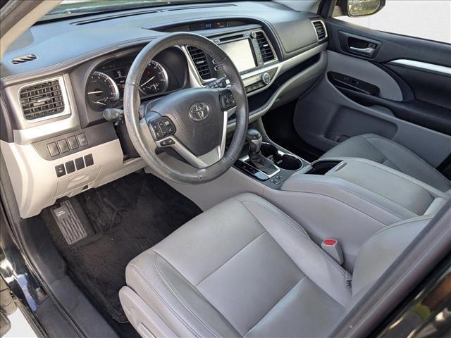 Photo of 2016 Midnight Black Metallic Toyota Highlander