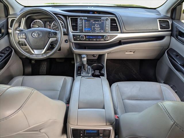 Photo of 2016 Midnight Black Metallic Toyota Highlander