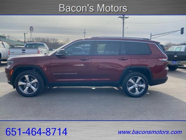 Photo of 2022 Diamond Black Crystal Pearlcoat Jeep Grand Cherokee L