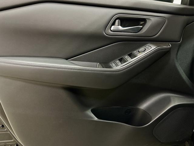 Photo of 2025 Super Black Nissan Rogue