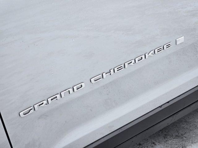 Photo of 2025 Silver Zynith Jeep Grand Cherokee