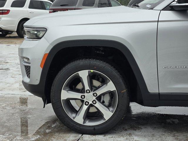 Photo of 2025 Silver Zynith Jeep Grand Cherokee