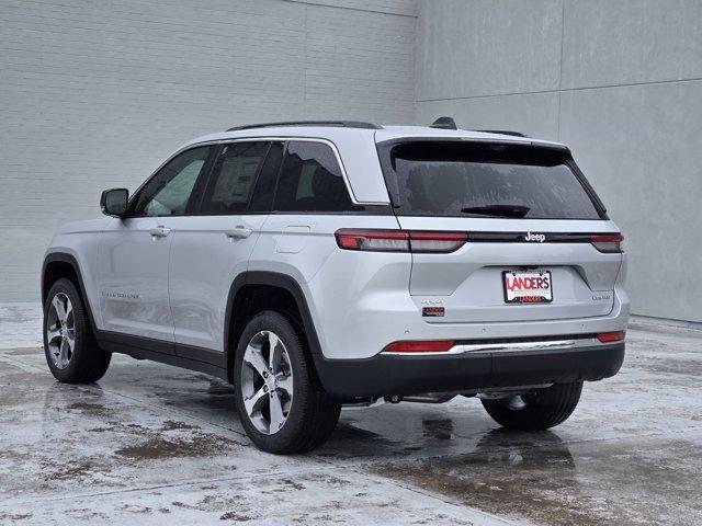Photo of 2025 Silver Zynith Jeep Grand Cherokee