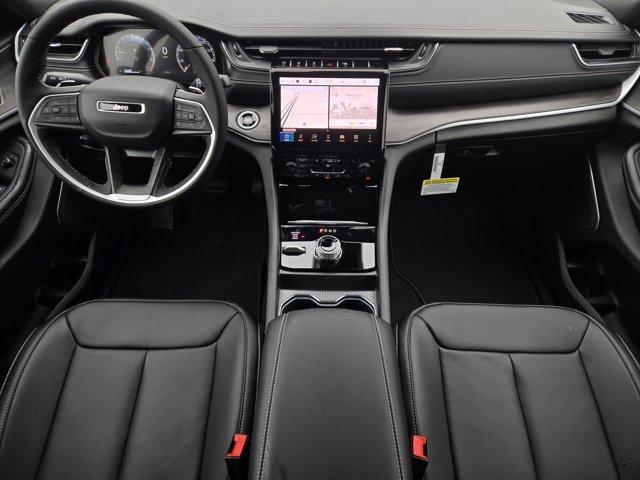 Photo of 2025 Silver Zynith Jeep Grand Cherokee