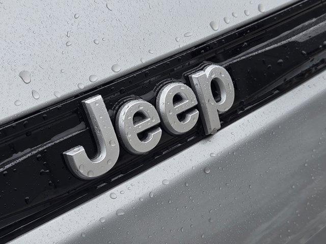 Photo of 2025 Silver Zynith Jeep Grand Cherokee