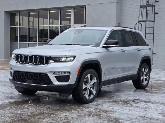 Photo of 2025 Silver Zynith Jeep Grand Cherokee