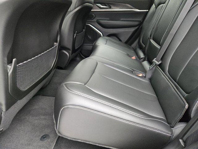 Photo of 2025 Silver Zynith Jeep Grand Cherokee