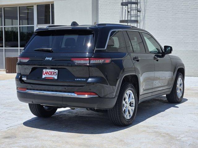 Photo of 2023 Diamond Black Crystal Pearlcoat Jeep Grand Cherokee