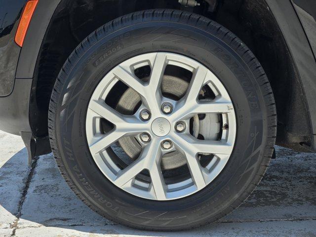 Photo of 2023 Diamond Black Crystal Pearlcoat Jeep Grand Cherokee