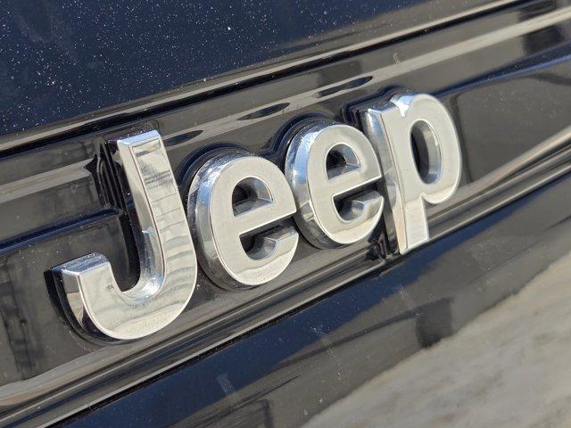 Photo of 2023 Diamond Black Crystal Pearlcoat Jeep Grand Cherokee