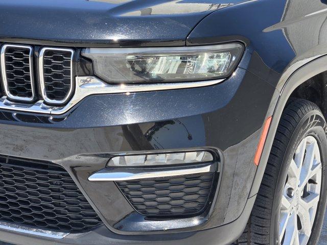 Photo of 2023 Diamond Black Crystal Pearlcoat Jeep Grand Cherokee