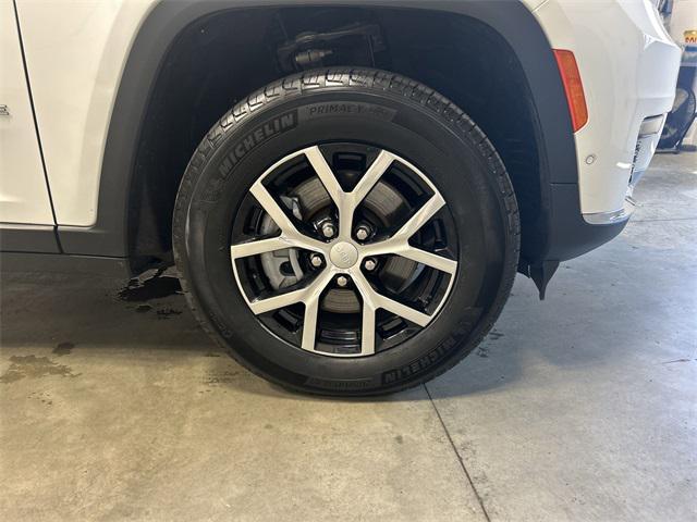 Photo of 2024 Bright White Clearcoat Jeep Grand Cherokee L