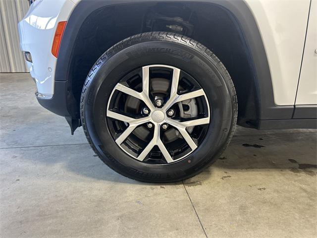 Photo of 2024 Bright White Clearcoat Jeep Grand Cherokee L