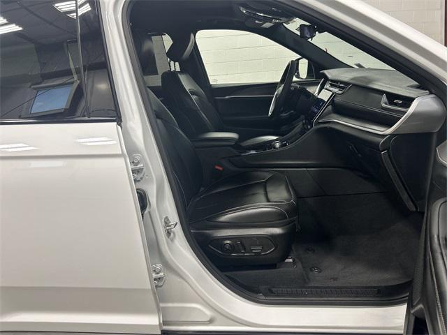 Photo of 2024 Bright White Clearcoat Jeep Grand Cherokee L