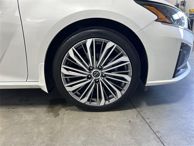 Photo of 2023 Pearl White Tricoat Nissan Altima