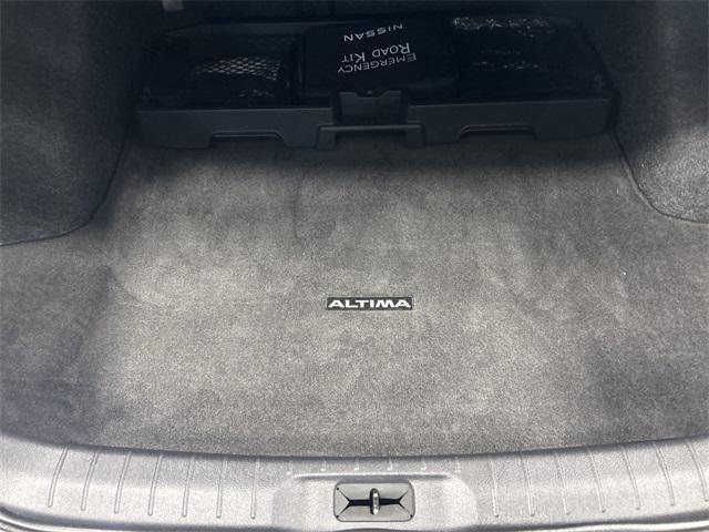 Photo of 2023 Pearl White Tricoat Nissan Altima
