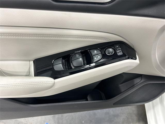 Photo of 2023 Pearl White Tricoat Nissan Altima