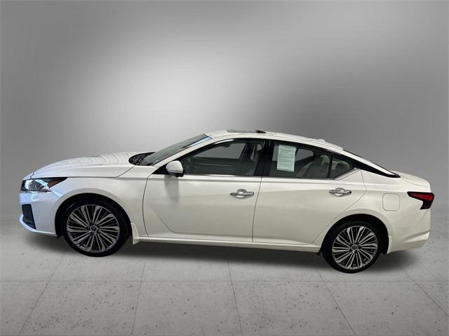 Photo of 2023 Pearl White Tricoat Nissan Altima