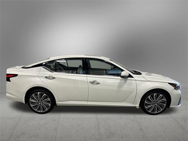 Photo of 2023 Pearl White Tricoat Nissan Altima