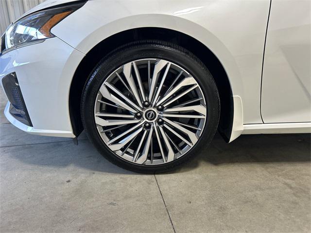 Photo of 2023 Pearl White Tricoat Nissan Altima