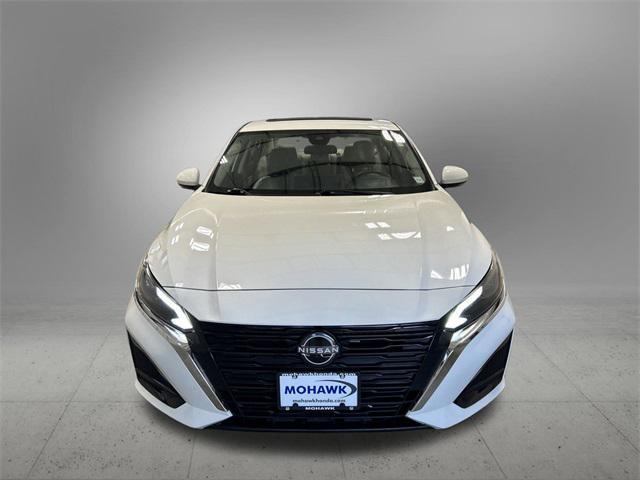 Photo of 2023 Pearl White Tricoat Nissan Altima