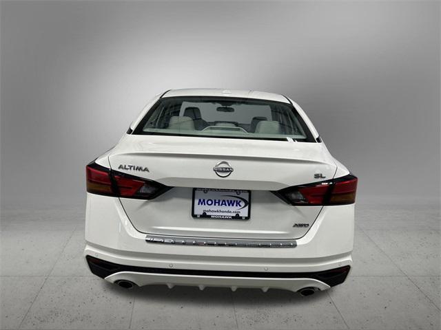 Photo of 2023 Pearl White Tricoat Nissan Altima